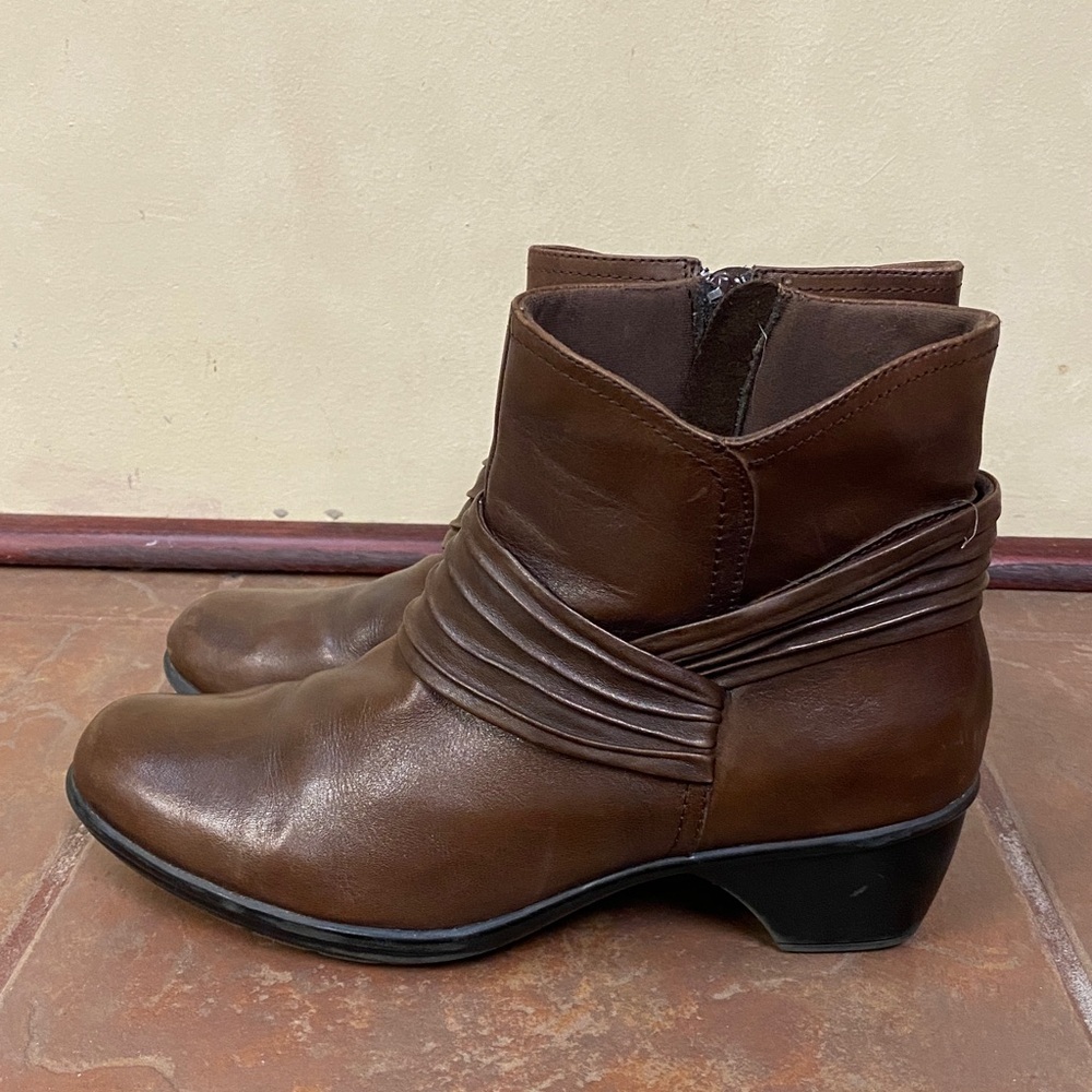 Clarks Bendable’s Brown Leather Booties size 10 - Picture 4 of 8